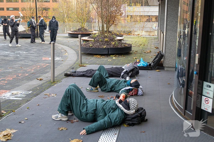 Demonstranten klimmen op het dak van NOS-gebouw