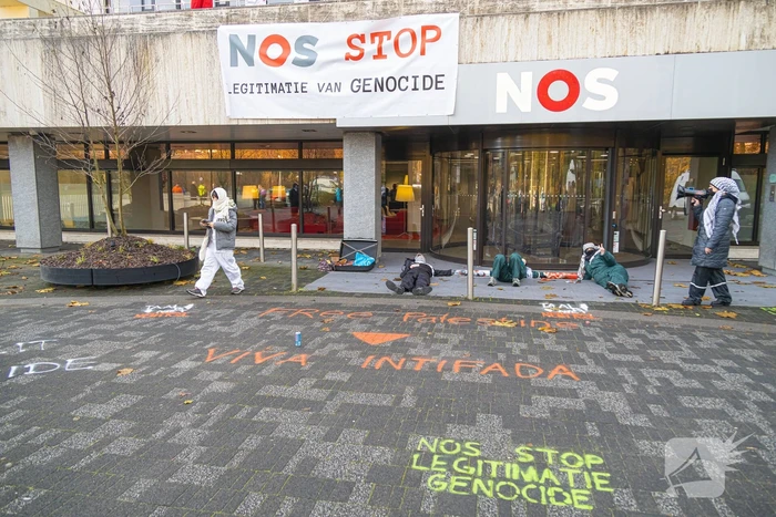 Demonstranten klimmen op het dak van NOS-gebouw