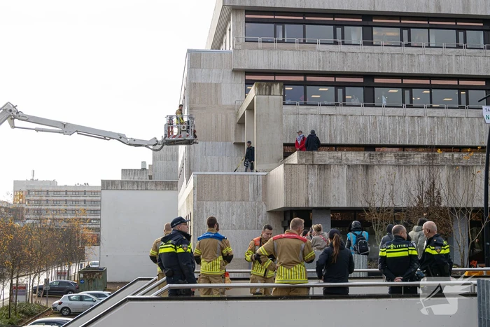 Demonstranten klimmen op het dak van NOS-gebouw