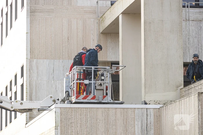 Demonstranten klimmen op het dak van NOS-gebouw