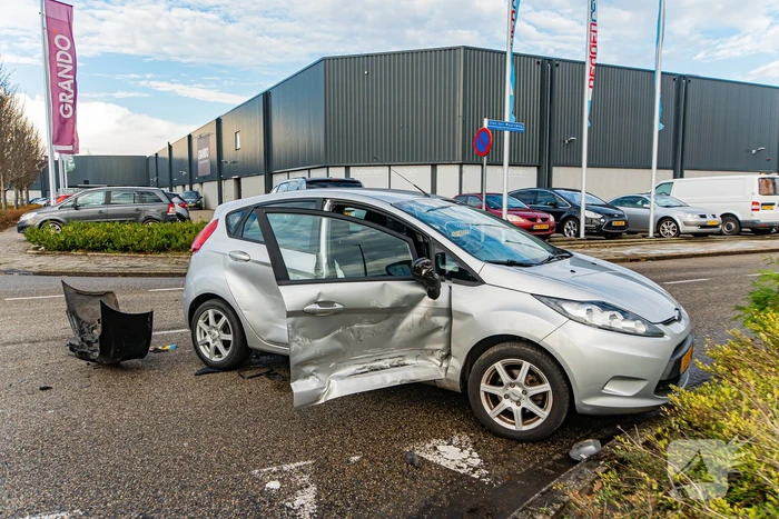 Forse schades aan auto's na botsing op kruising