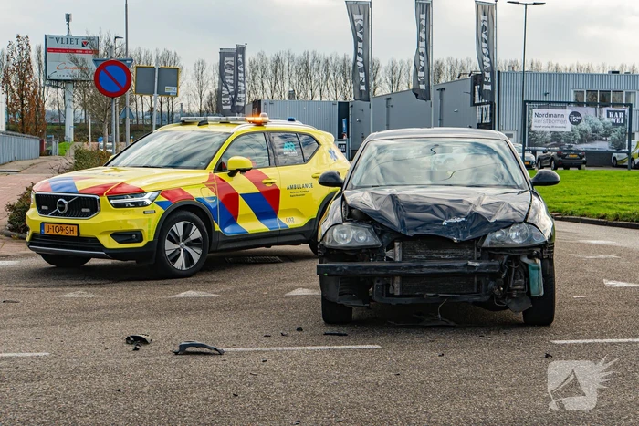 Forse schades aan auto's na botsing op kruising