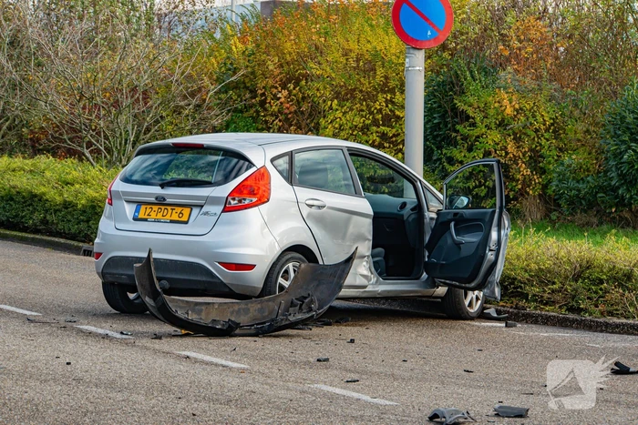 Forse schades aan auto's na botsing op kruising