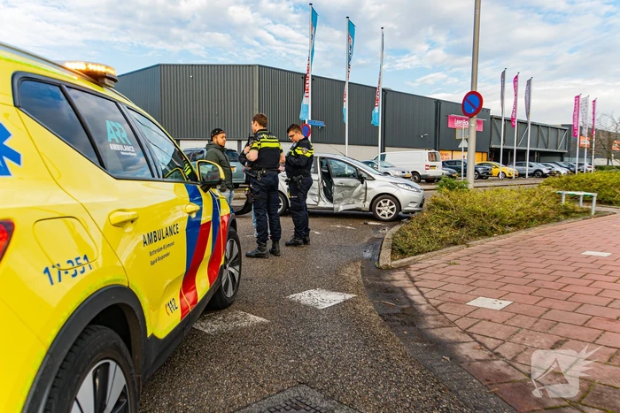Forse schades aan auto's na botsing op kruising