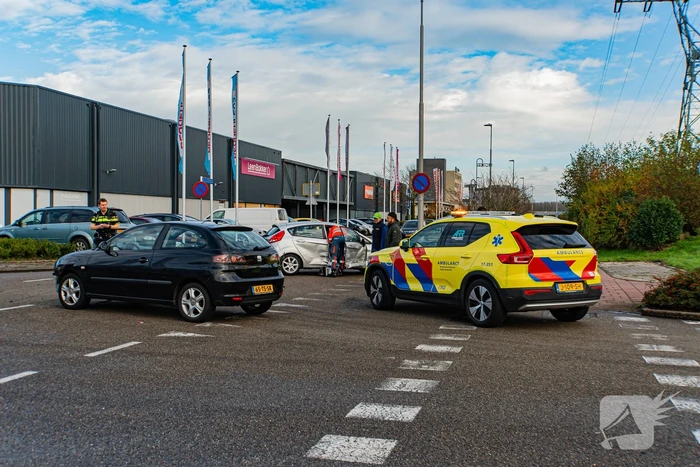 Forse schades aan auto's na botsing op kruising