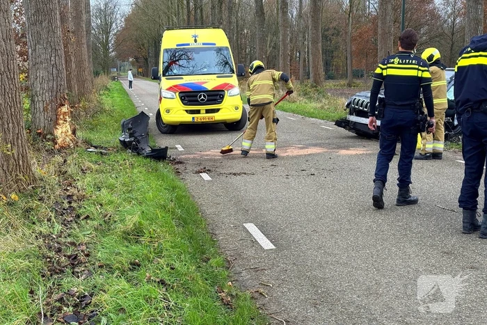 Bestuurder gewond bij botsing tegen boom