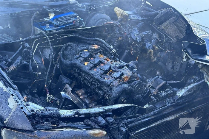 Motorcompartiment brandt volledig uit bij autoverhuurder