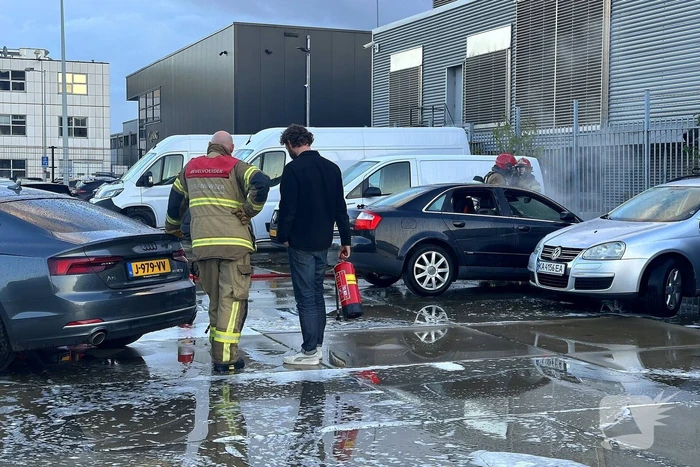 Motorcompartiment brandt volledig uit bij autoverhuurder