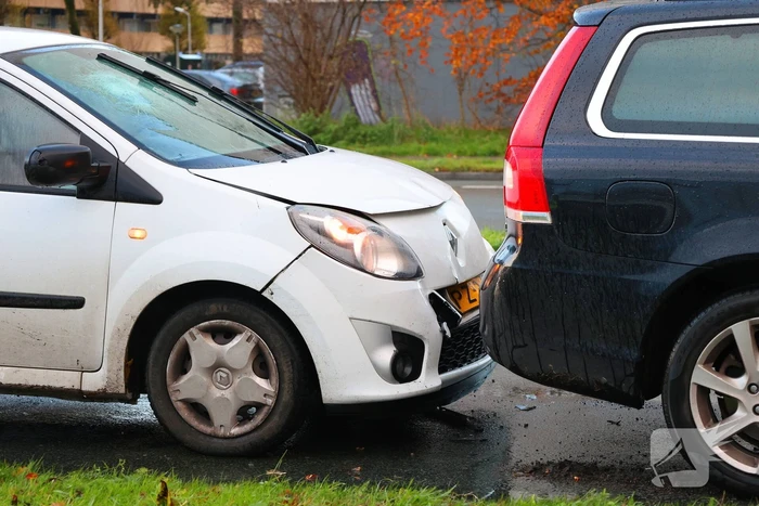 Auto's beschadigd na kop-staartbotsing