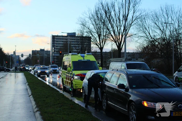Auto's beschadigd na kop-staartbotsing