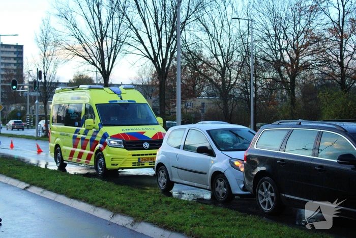 Auto's beschadigd na kop-staartbotsing