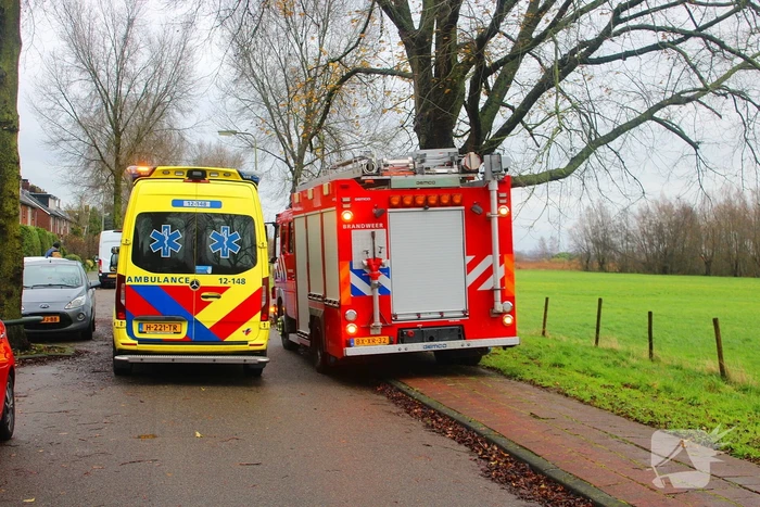Beknelling in woning, brandweer assisteert