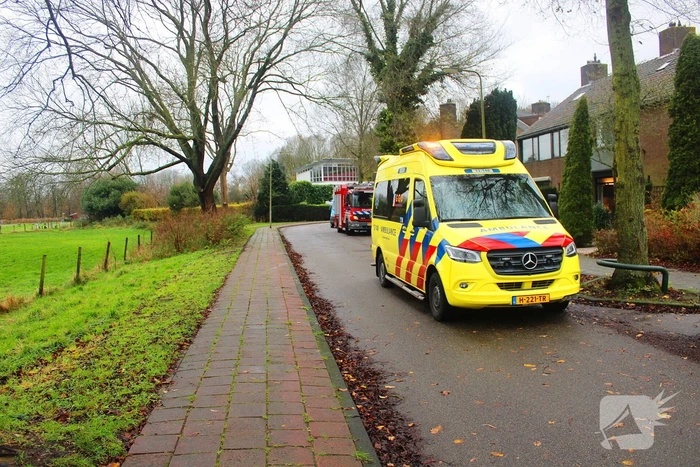 Beknelling in woning, brandweer assisteert
