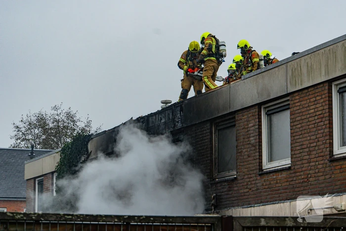 Grote uitslaande brand bij eengezinswoning