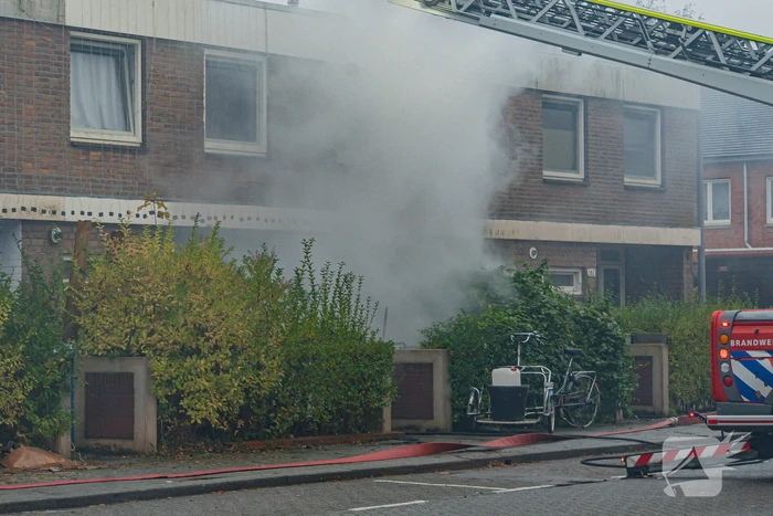 Grote uitslaande brand bij eengezinswoning