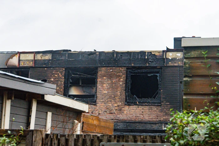 Grote uitslaande brand bij eengezinswoning