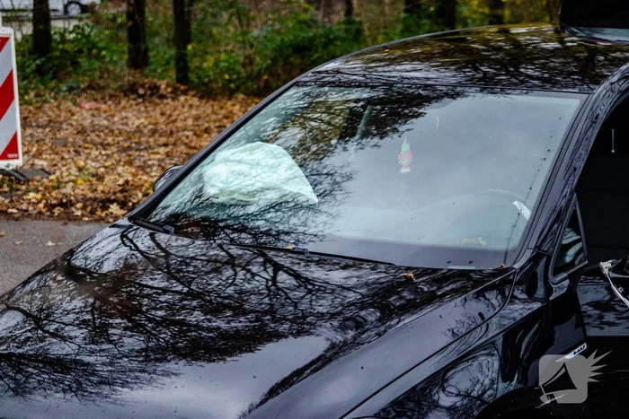 Auto knalt tegen boom, bestuurder raakt gewond