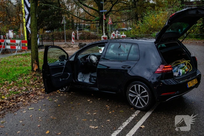 Auto knalt tegen boom, bestuurder raakt gewond
