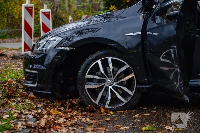 Auto knalt tegen boom, bestuurder raakt gewond