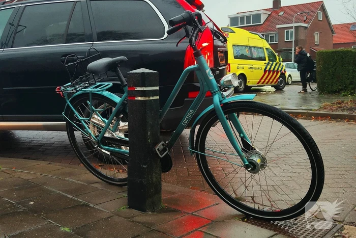 Twee fietsers botsen op elkaar