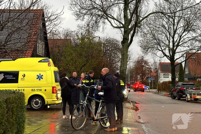 Twee fietsers botsen op elkaar