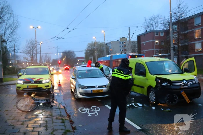Botsing op kruising, flinke schade bij beide voertuigen