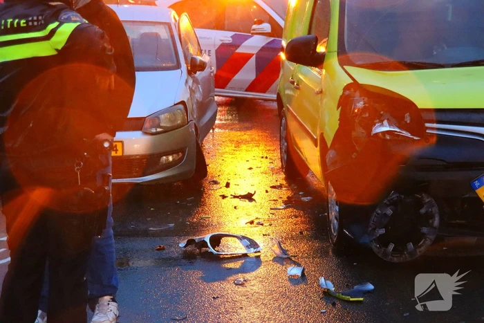 Botsing op kruising, flinke schade bij beide voertuigen