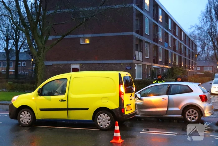 Botsing op kruising, flinke schade bij beide voertuigen