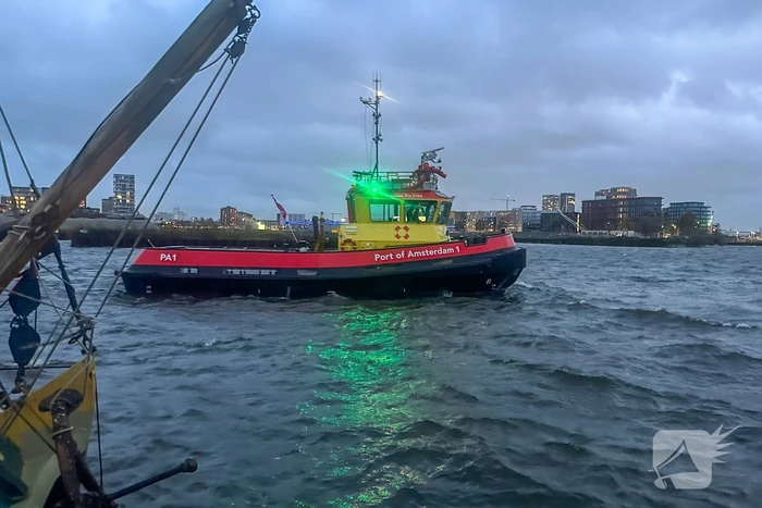 Afgebrande zeilboot op drift door harde windstoten