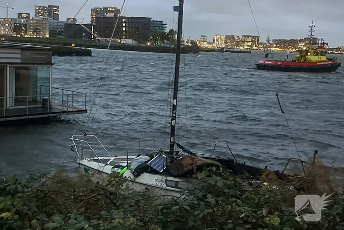 Afgebrande zeilboot op drift door harde windstoten