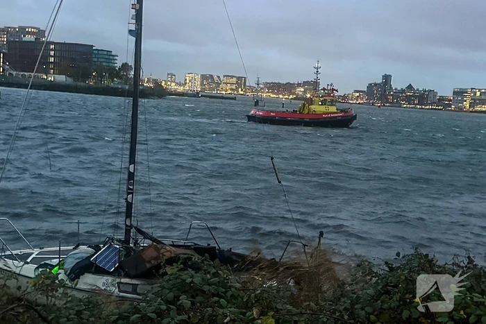 Afgebrande zeilboot op drift door harde windstoten