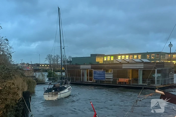 Afgebrande zeilboot op drift door harde windstoten
