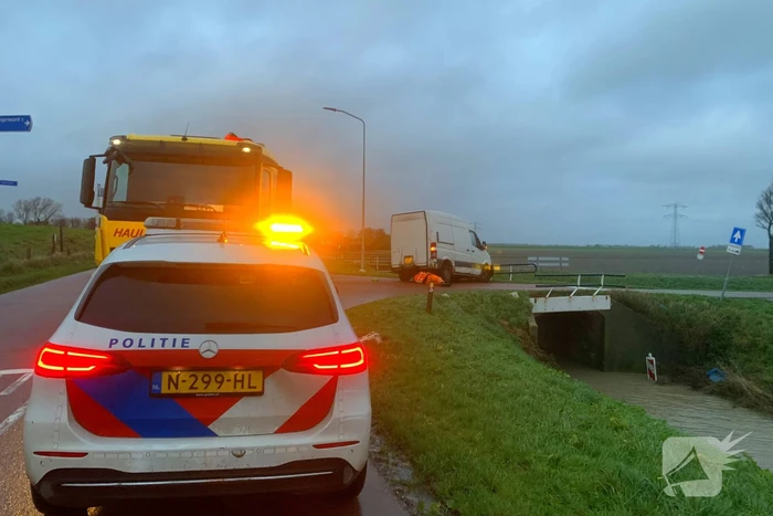 Bestelbus raakt bijna te water