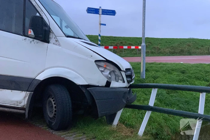 Bestelbus raakt bijna te water