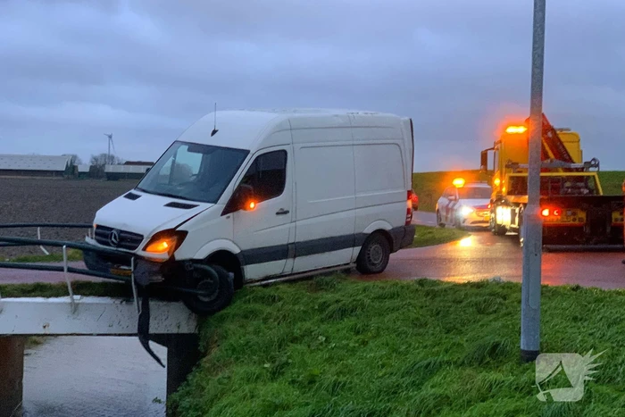 Bestelbus raakt bijna te water