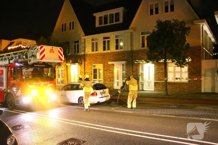 Brandweer haalt losse dakpannen weg na harde windstoten