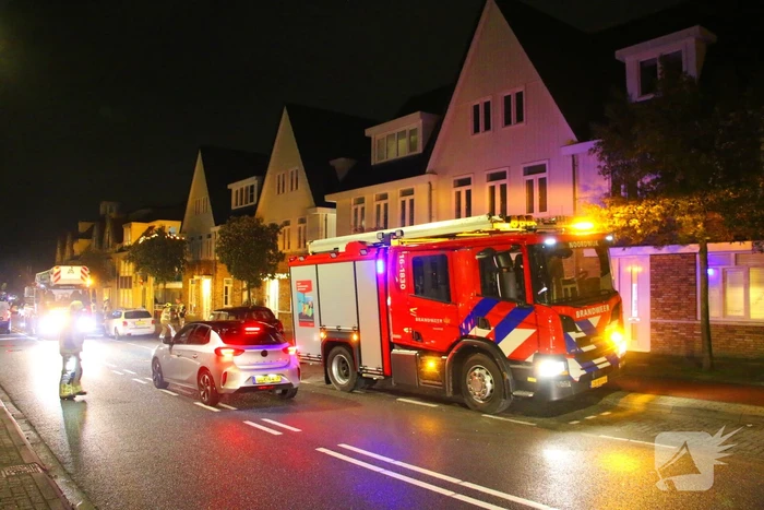 Brandweer haalt losse dakpannen weg na harde windstoten