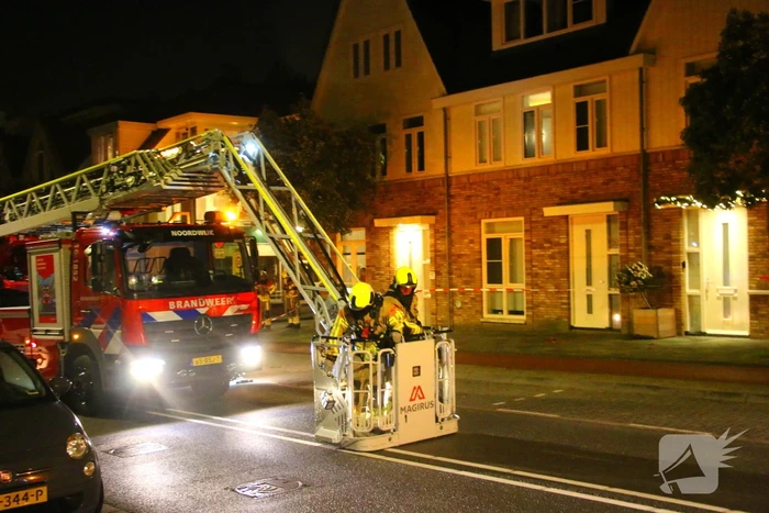 Brandweer haalt losse dakpannen weg na harde windstoten