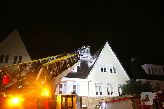 Brandweer haalt losse dakpannen weg na harde windstoten