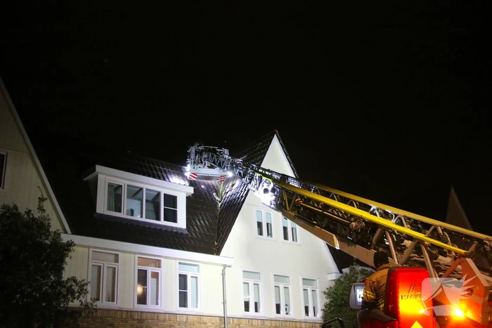 Brandweer haalt losse dakpannen weg na harde windstoten