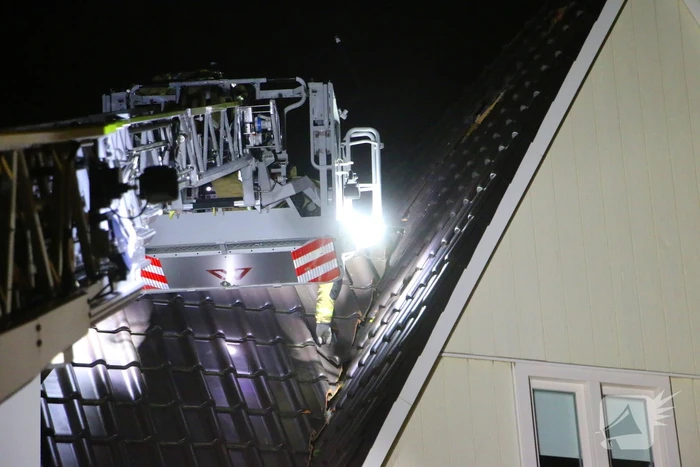 Brandweer haalt losse dakpannen weg na harde windstoten