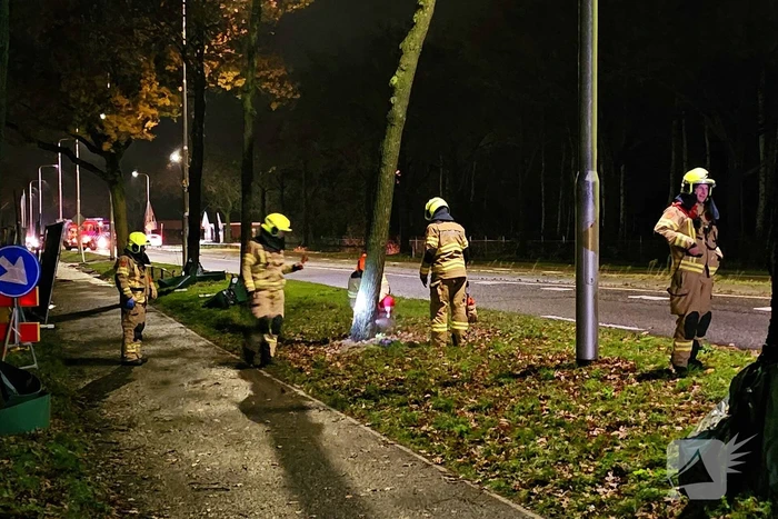 Brandweer zaagt over weg hangende boom om
