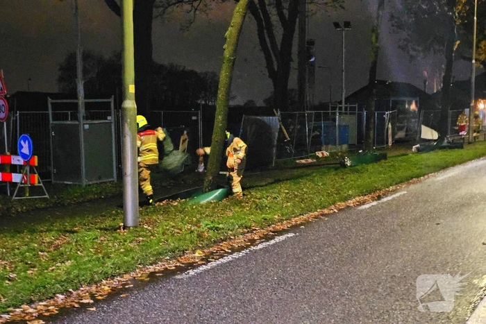 Brandweer zaagt over weg hangende boom om