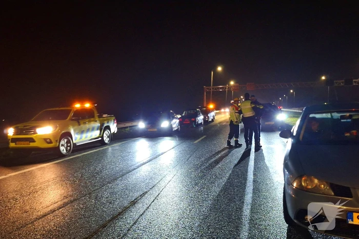 Vrachtwagentrailer waait om op snelweg