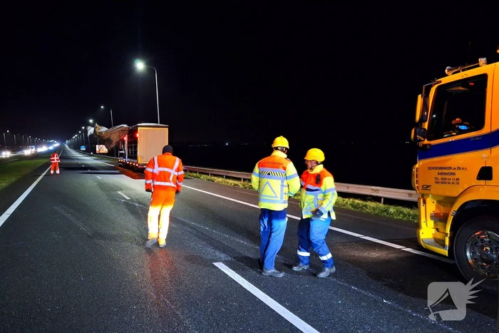 Vrachtwagentrailer waait om op snelweg