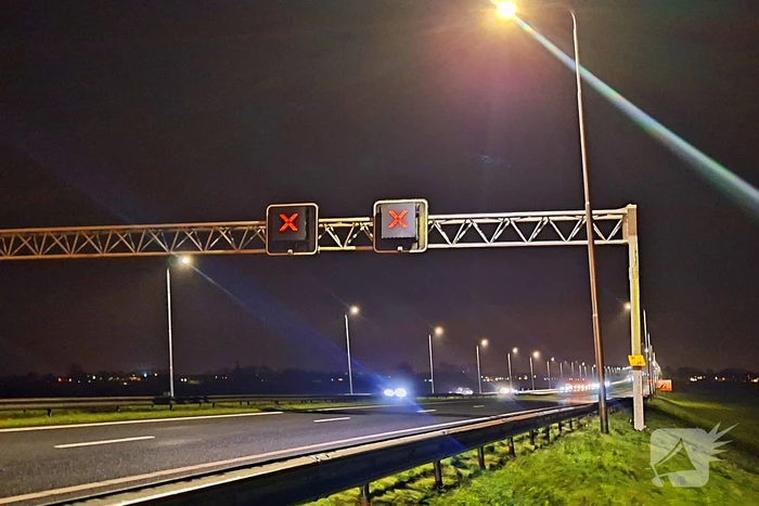 Vrachtwagentrailer waait om op snelweg