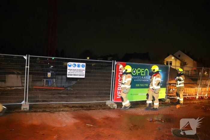 Brandweerlieden ingezet voor omgewaaid bouwhek
