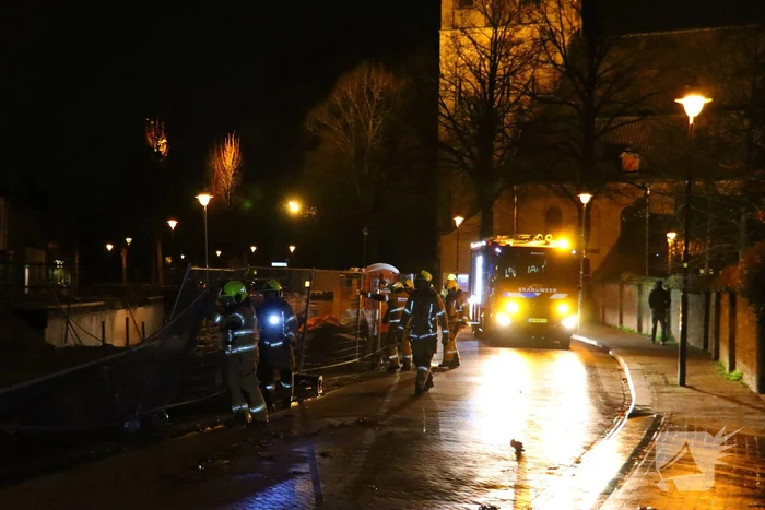 Brandweerlieden ingezet voor omgewaaid bouwhek