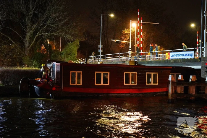 Losgeslagen woonboot komt vast te zitten onder brug