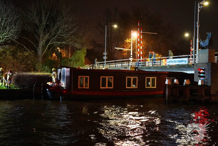 Losgeslagen woonboot komt vast te zitten onder brug